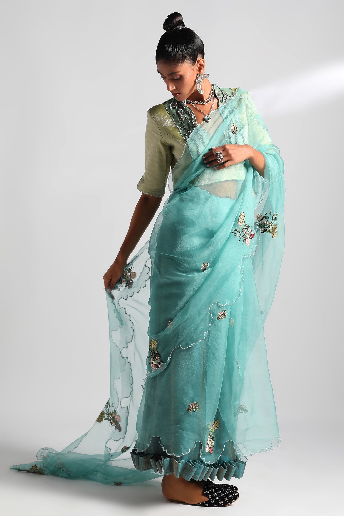 Full view of Nilgiris saree set with Chanderi tissue blouse and hummingbird border