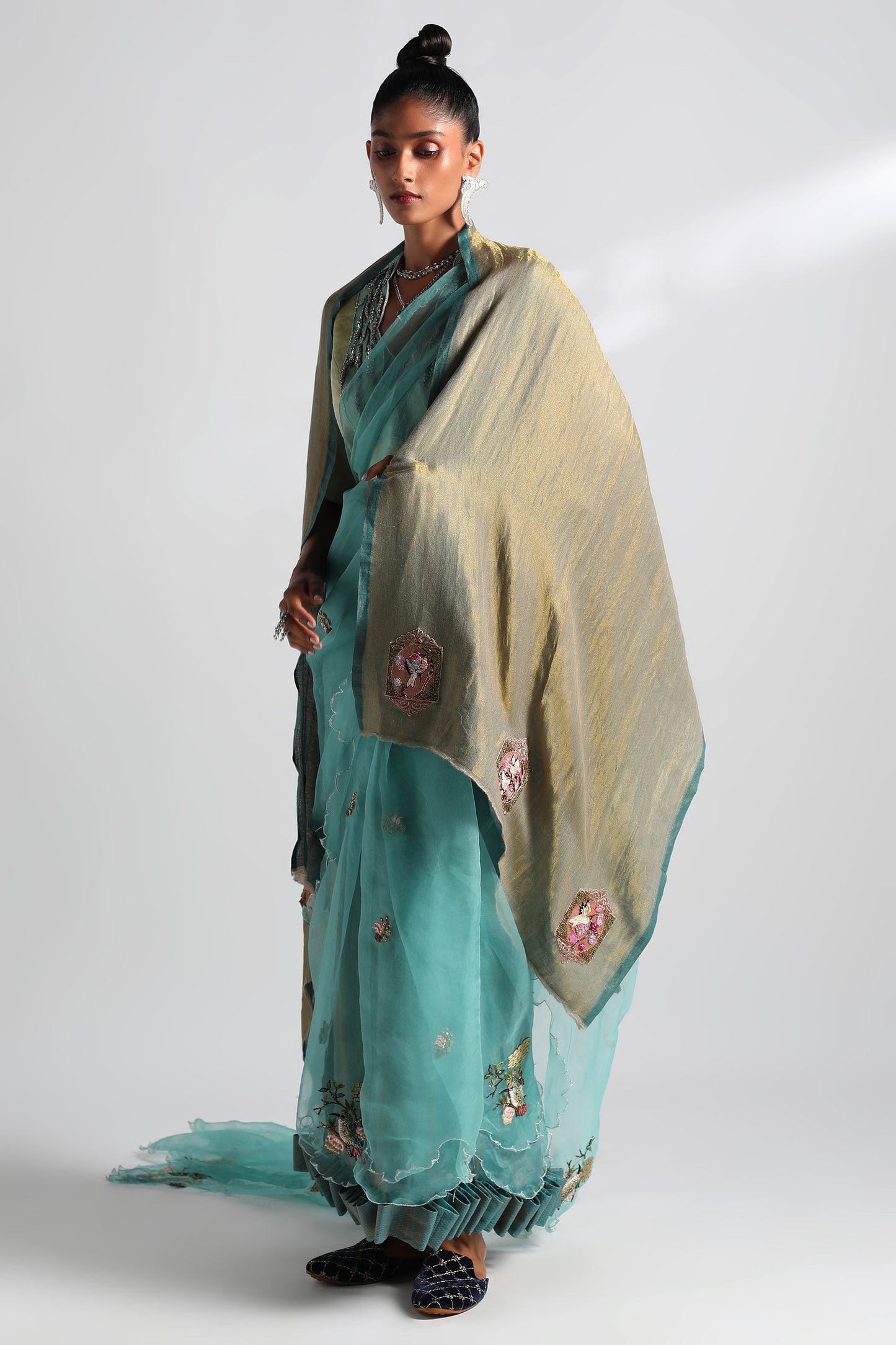 Full view of Nilgiris saree set with blouse and Hummingbird stole for women
