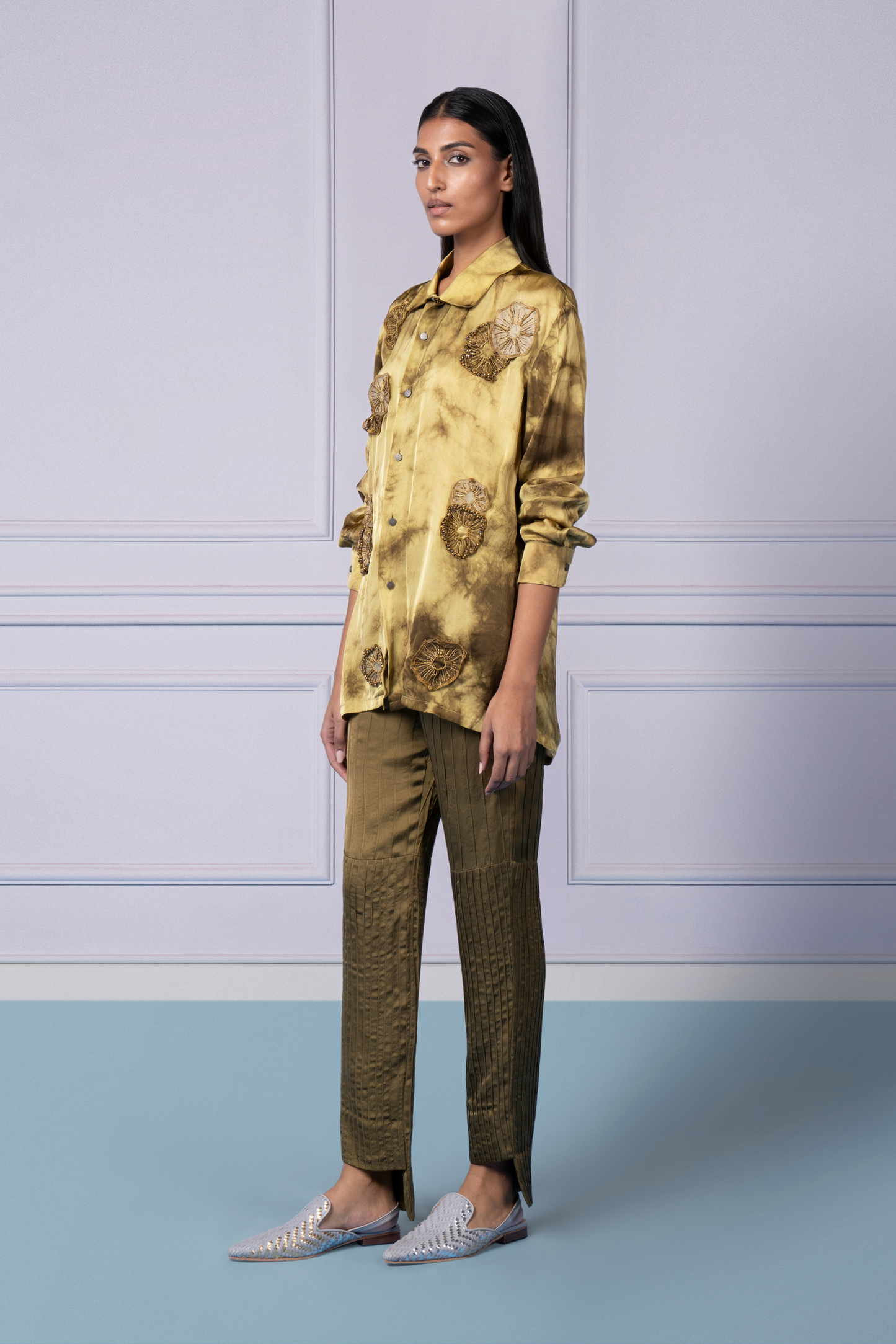 Tie-dye shirt with mushroom embroidery paired with pintuck pants, a stylish pant-shirt set for women