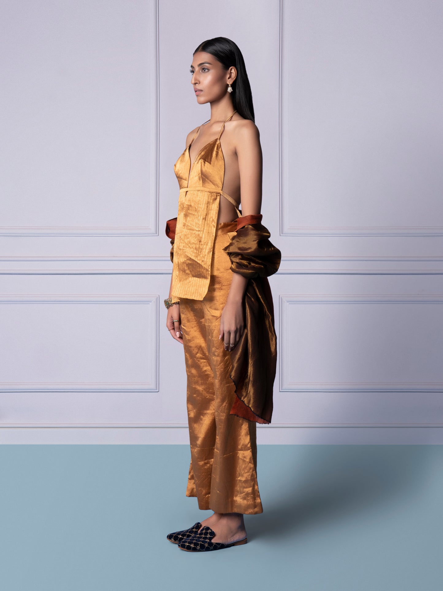 Side view of the Pashmina stole, displaying the fine and stylish look