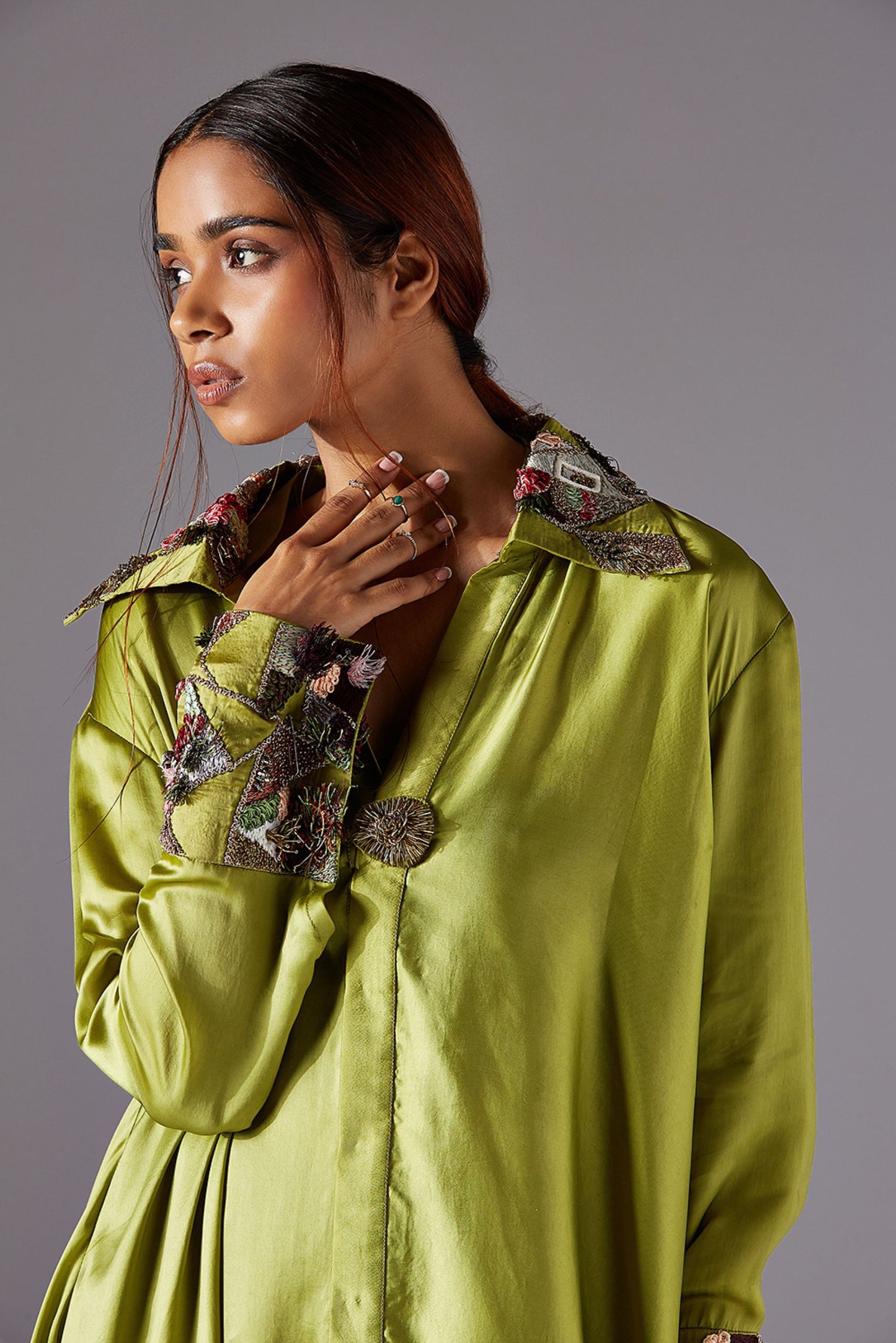 Detailed Embroidered Collar of Shrubbery Kimono Shirt with Jacobean Handwork - Elegant Women's Shirt Design
